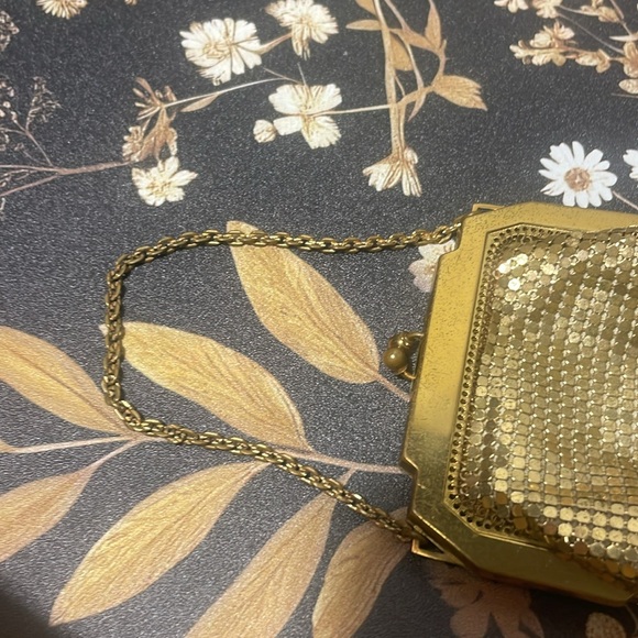 Vintage Whiting & Davis small gold purse made in USA - Picture 6 of 7